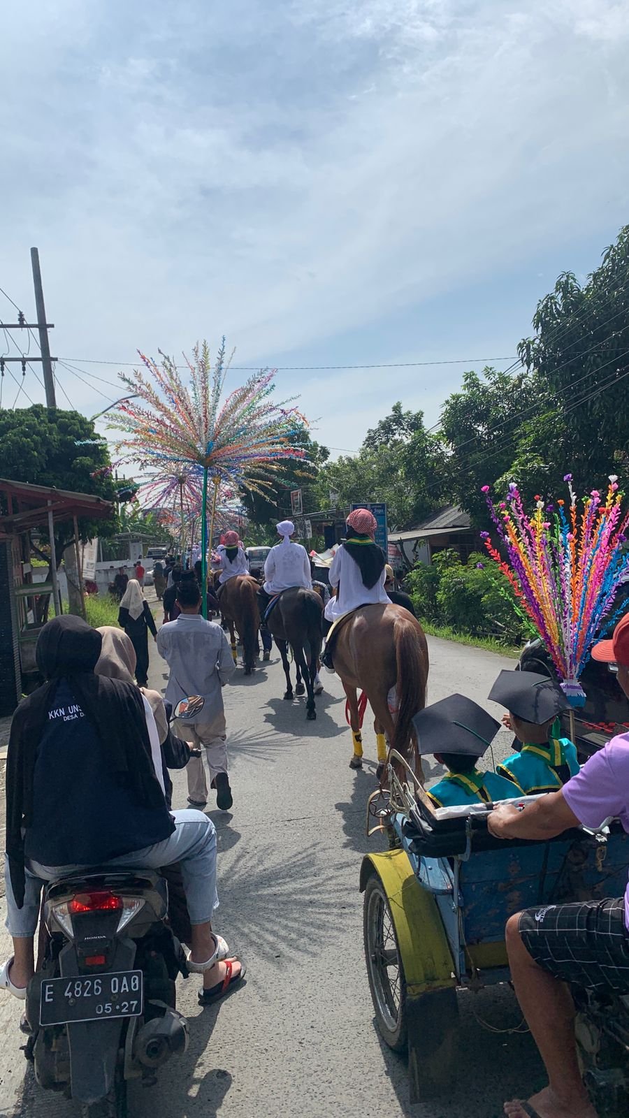 Pawai Khotmil Quran dan Wisuda Santri