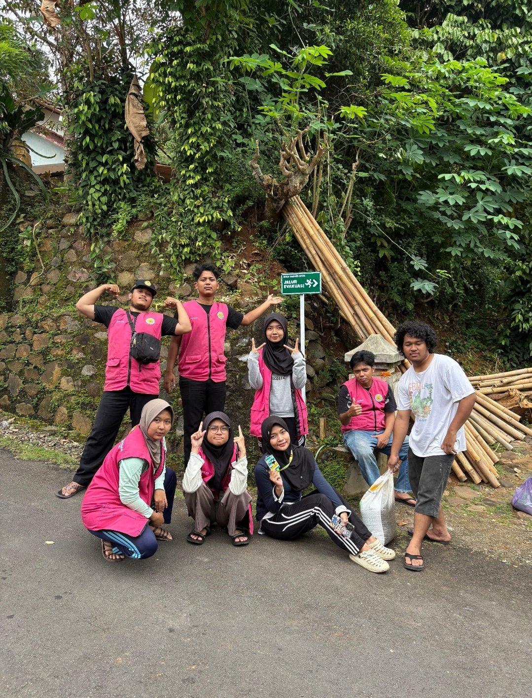 Hari ke 32 - Pemasangan Rambu Kebencanaan