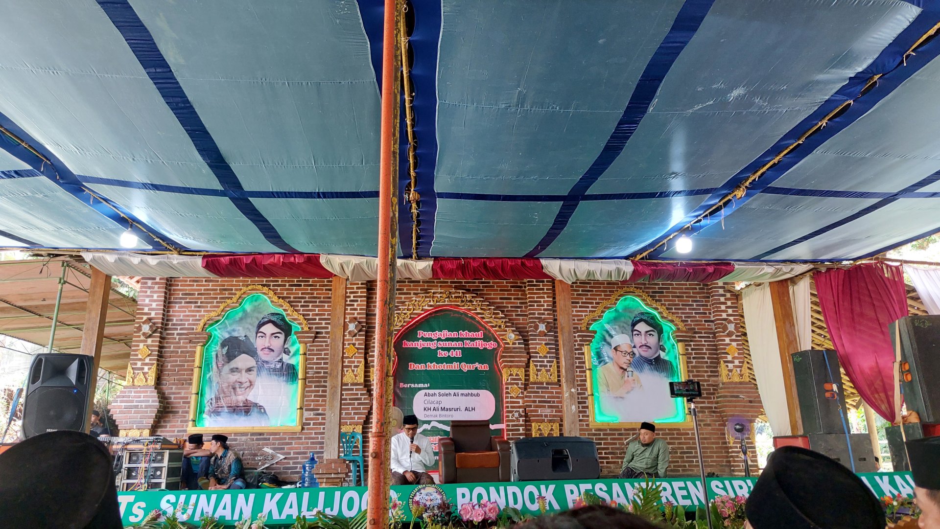 Menghadiri pengajian khaul sunan Kalijogo