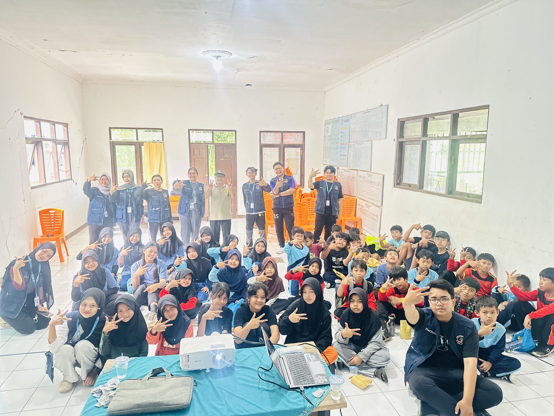 Kegiatan Penutupan KKN Bersama Masyarakat melalui Senam Jalan Sehat dan Penayangan After Movie