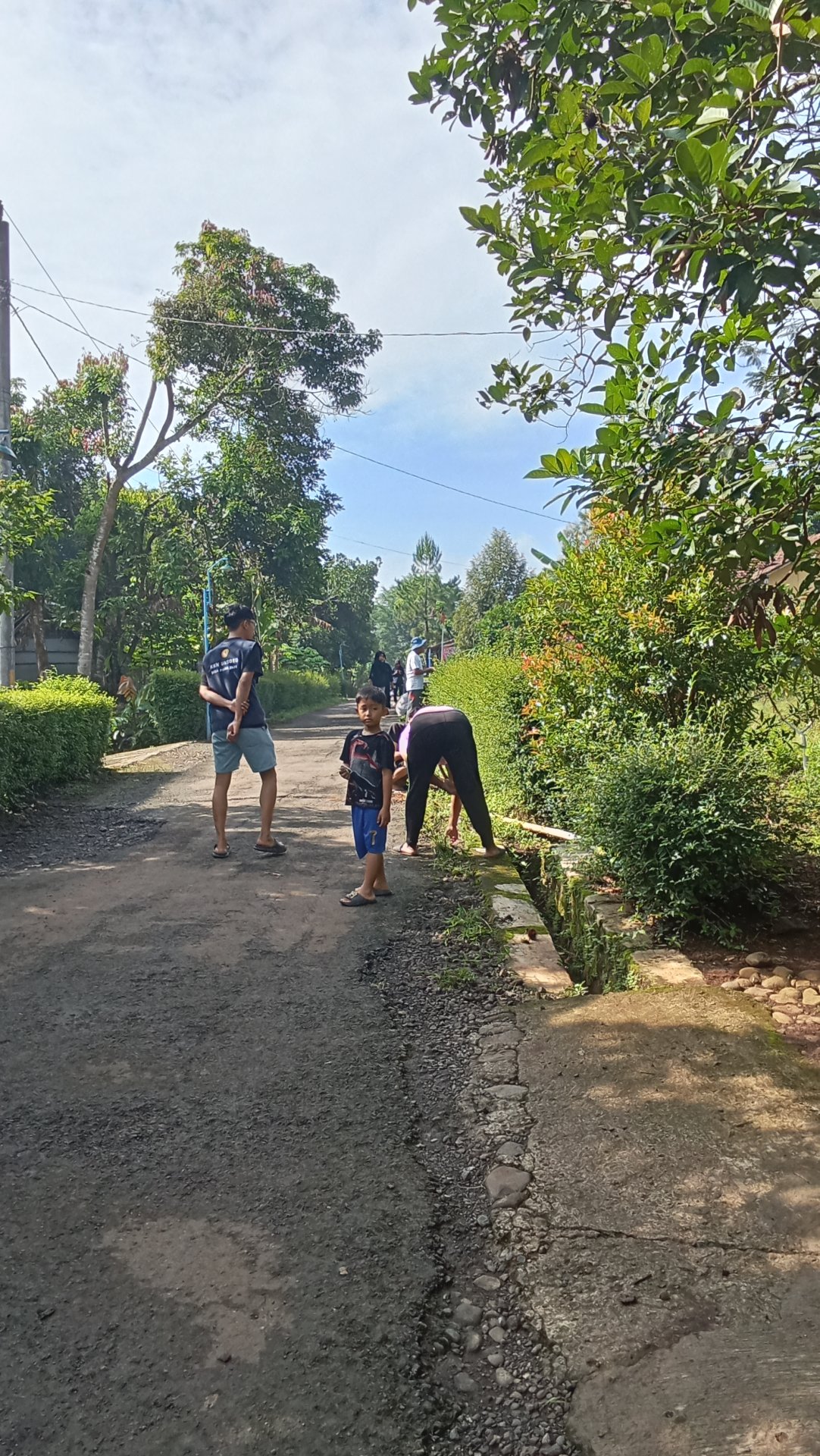 DAY 33 KKN - KEGIATAN KERJA BAKTI BERSAMA WARGA RT 6 DESA PLANA