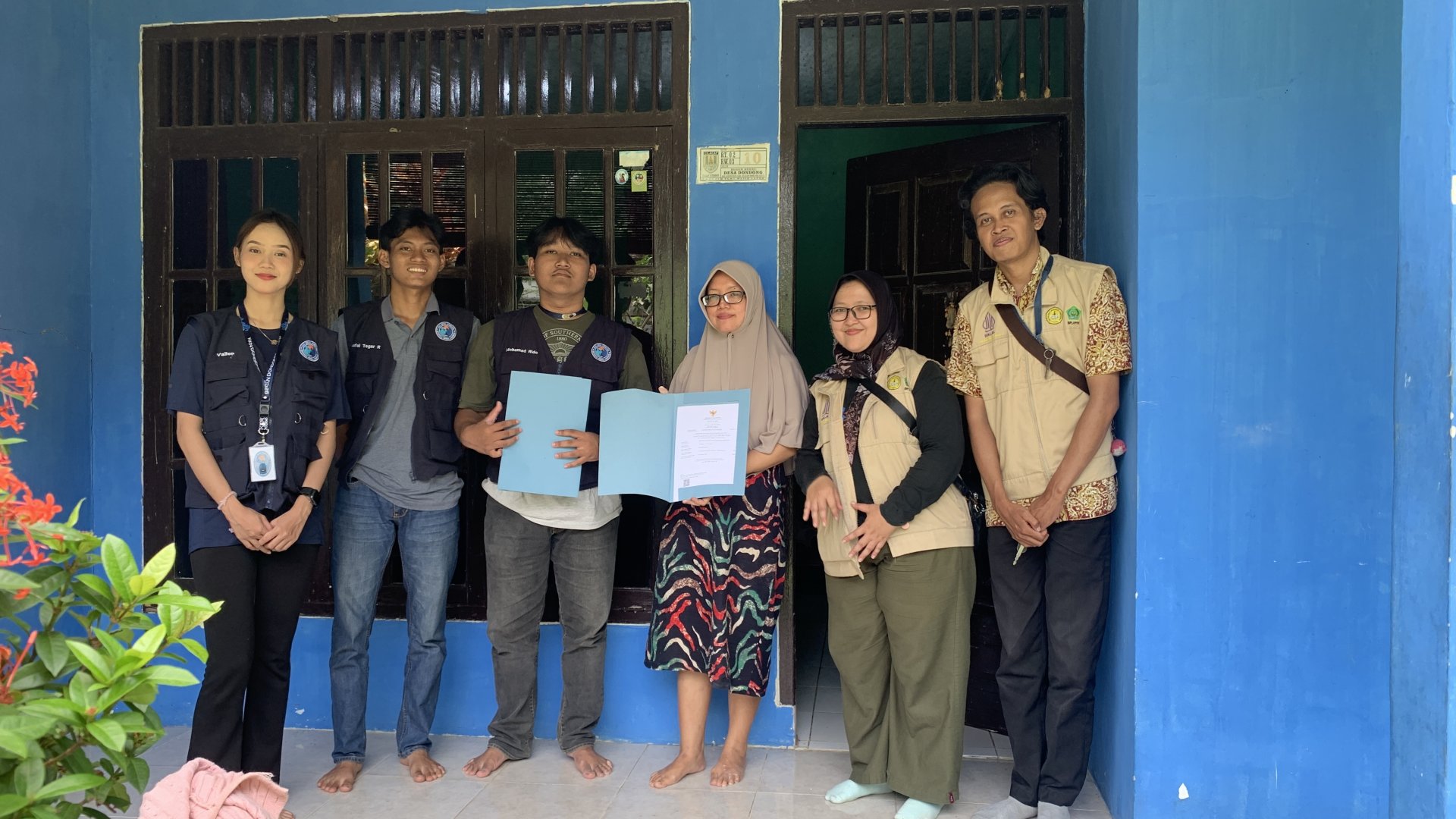 Penyerahan NIB dan Sertifikat Halal UMKM pempek-pempek