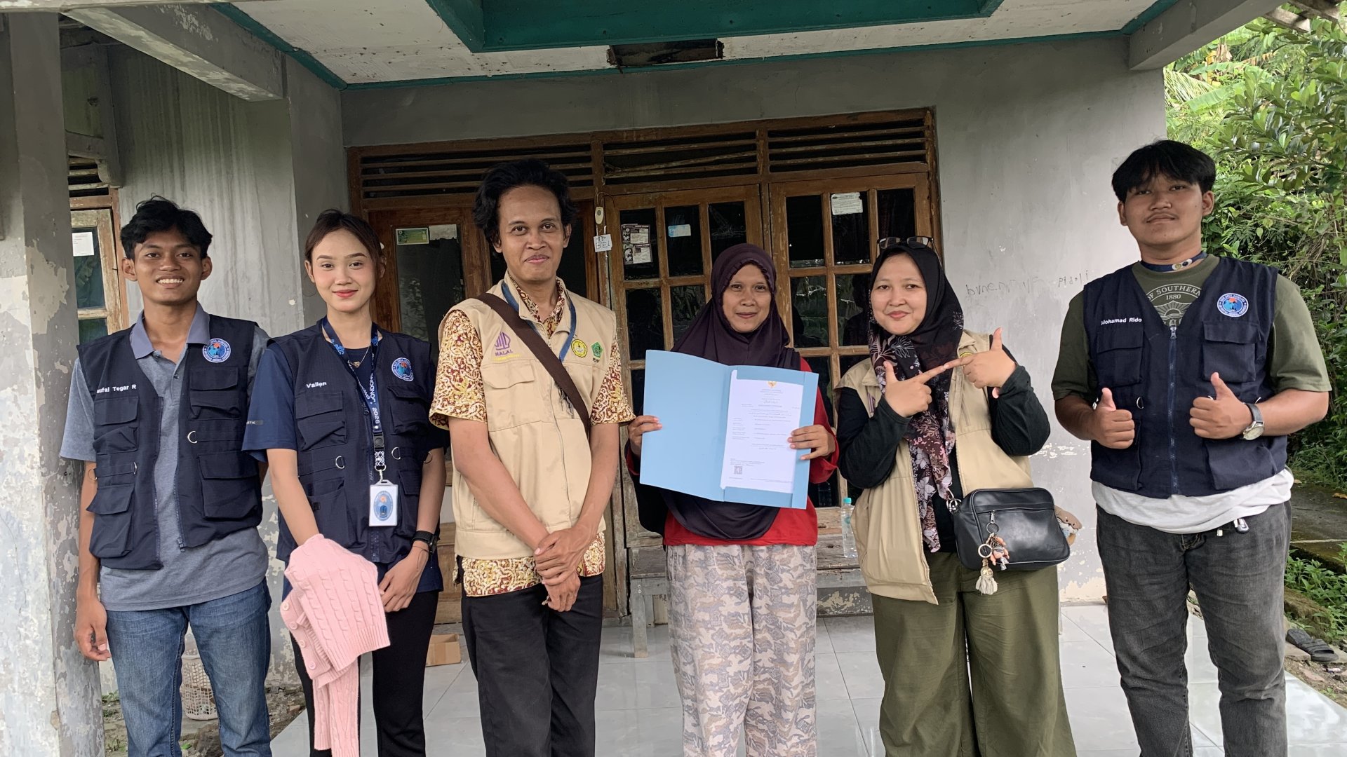 Penyerahan NIB dan Sertifikat Halal UMKM Snack