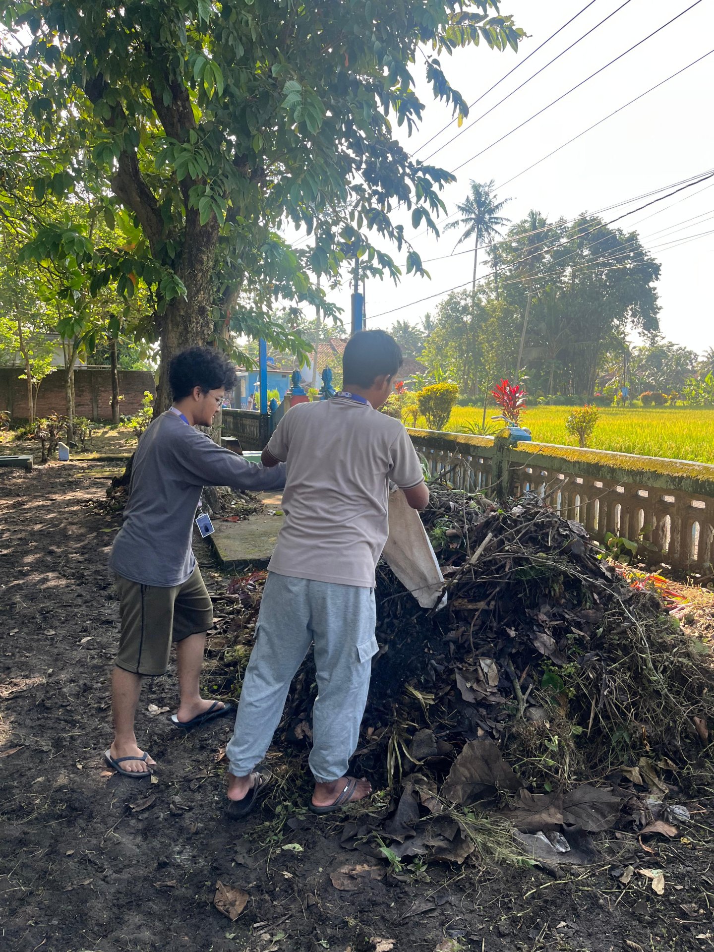 Kerja Bakti Makam Desa Bendungan