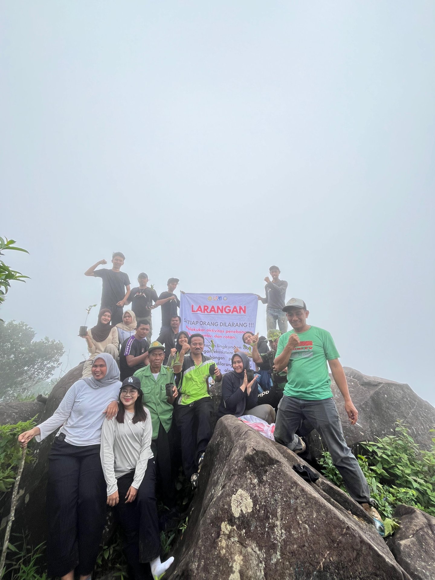 Penanaman Pohon, Pemupukan, dan Pemasangan Banner di Gunung Jimat