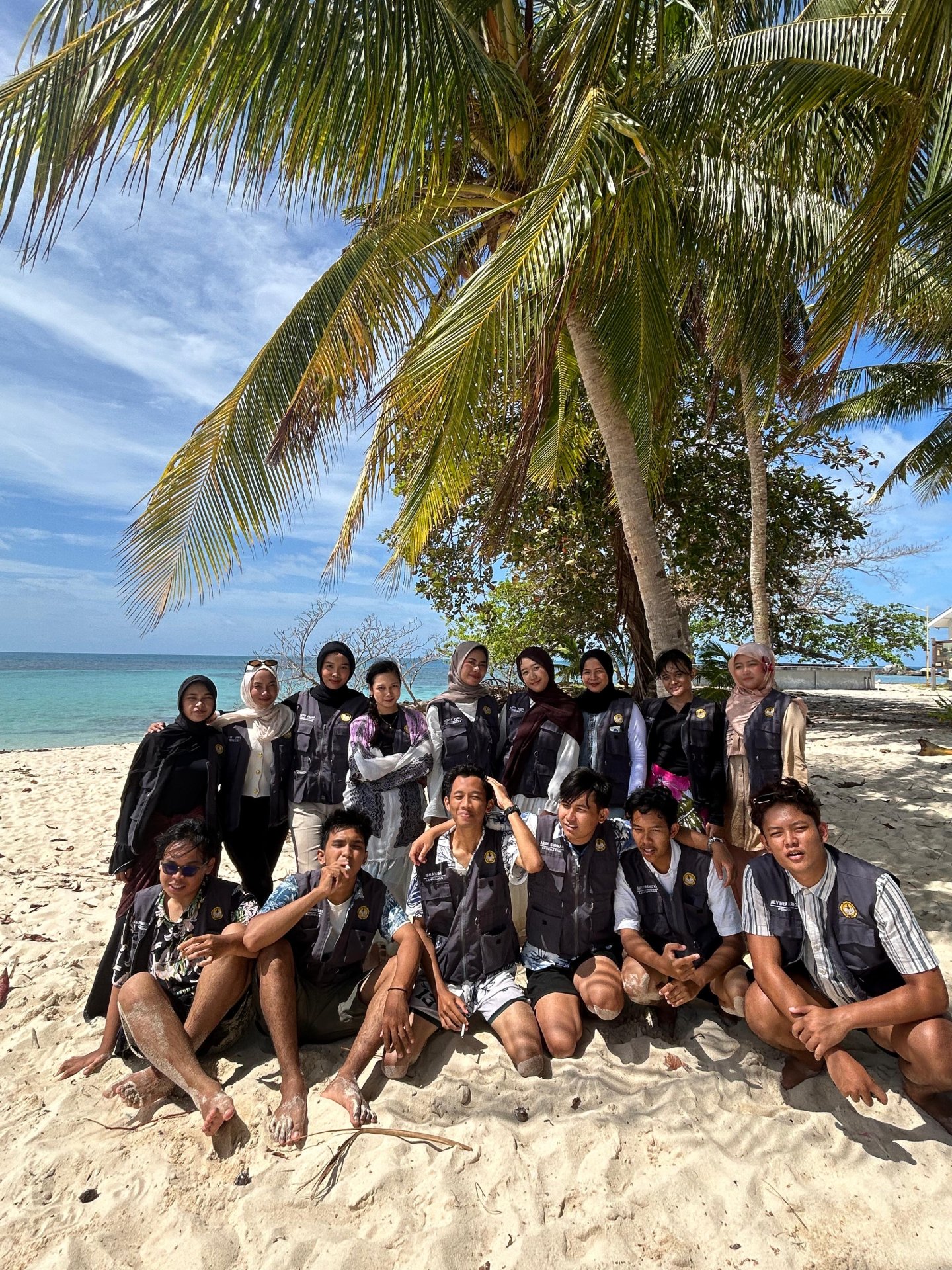 Kegiatan Wisata Bersama ke Pantai Tanjung Kelayang dan Pulau Lengkuas