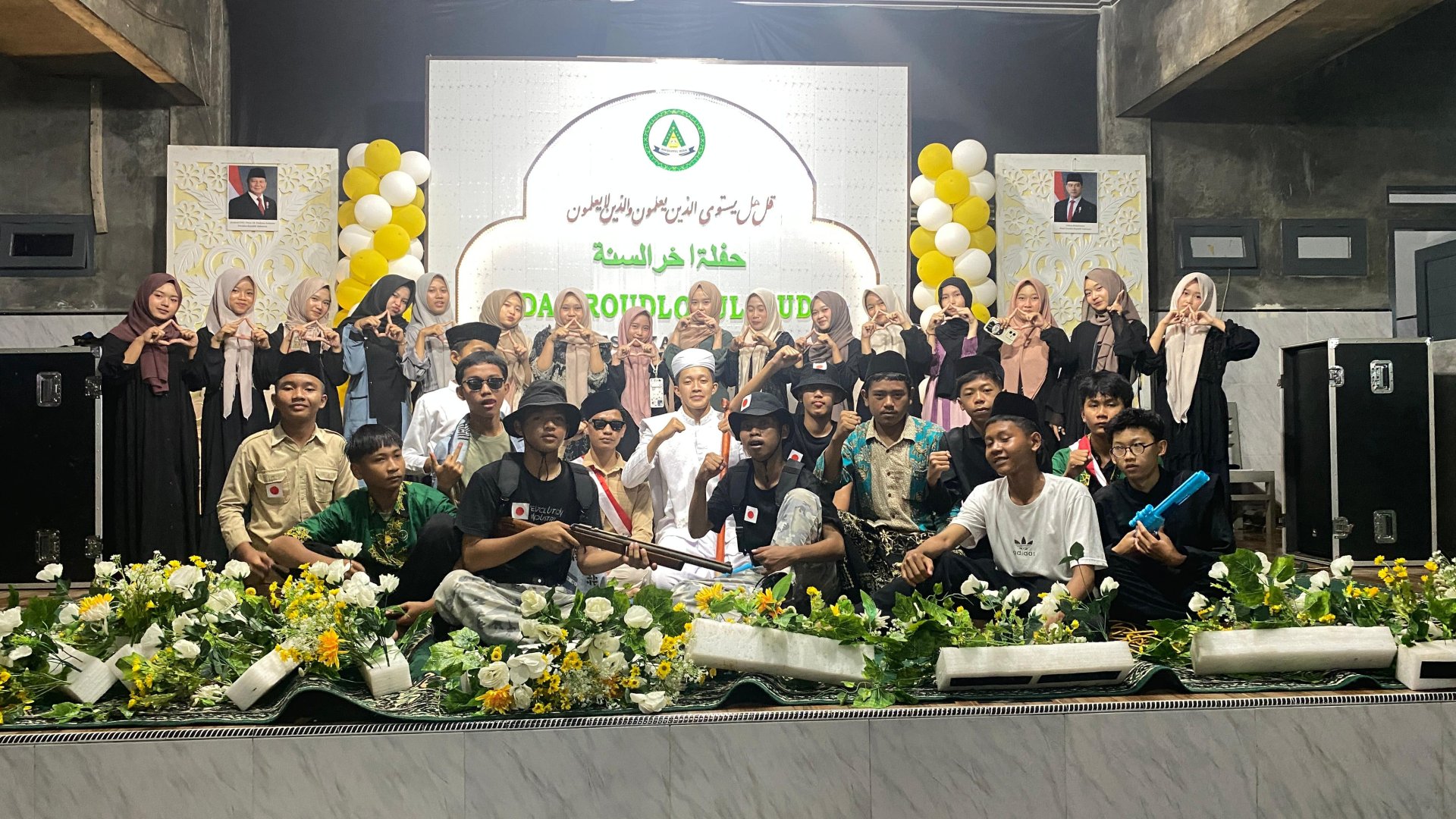 Kegiatan wisuda santri dan pemberian serta pemasangan banner umkm