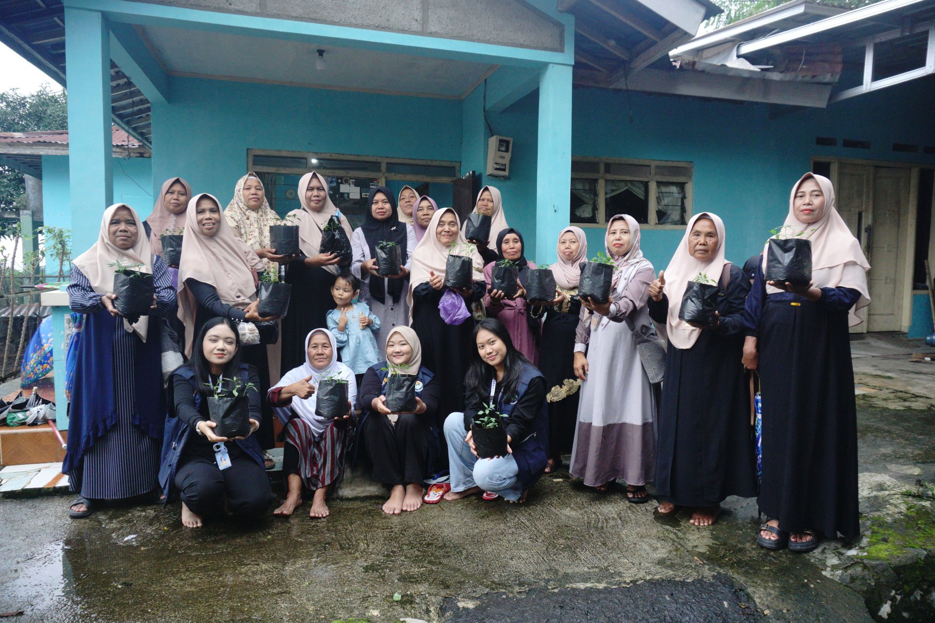 Penyerahan Bibit Cabai kepada Ibu-Ibu KWT Mekarsari