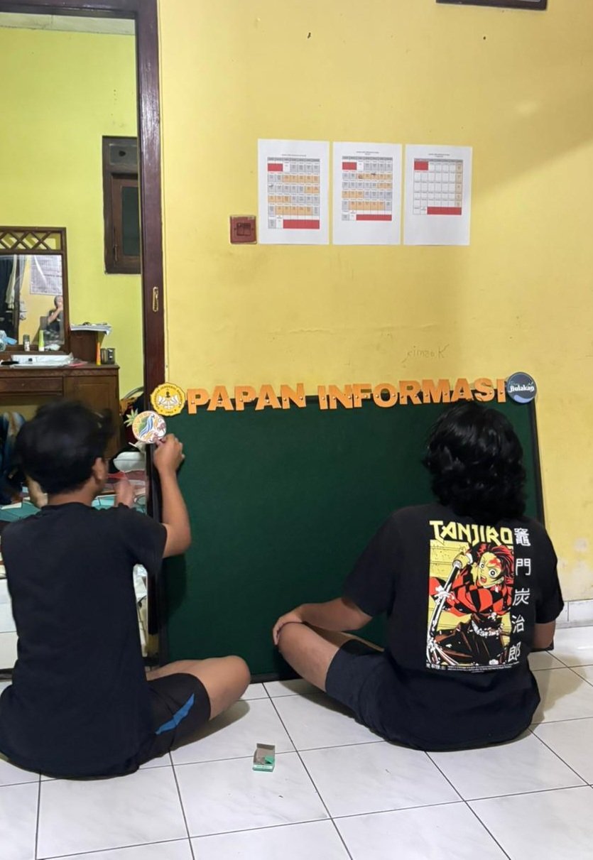 Modernisasi Sarana Komunikasi: Penggantian Papan Informasi Konvensional Menjadi Papan Pin (Softboard) di Balai Desa