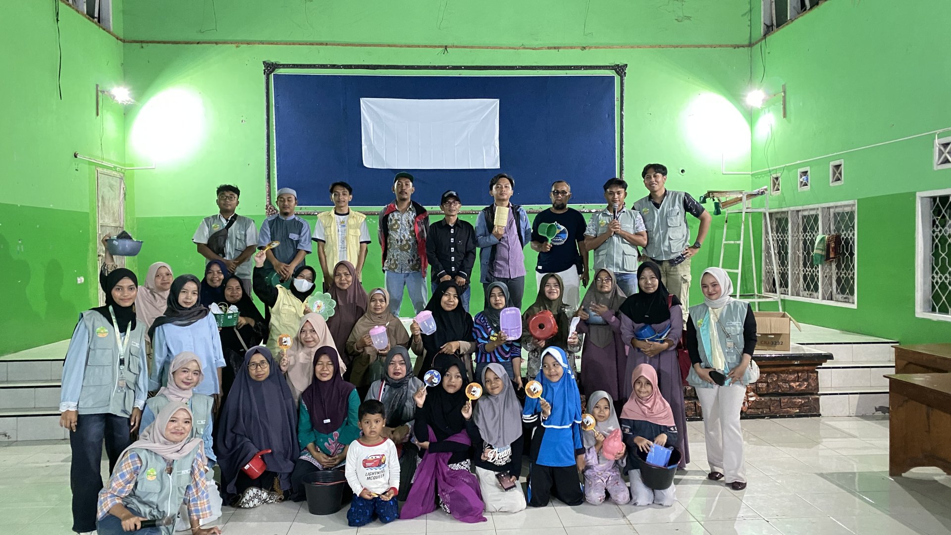 Pembuatan tempat sampah organik dan organik serta acara perpisahan KKN