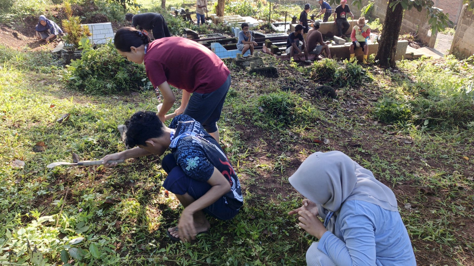 Kegiatan hari ke-32 : Mengikuti kerja bakti di makam