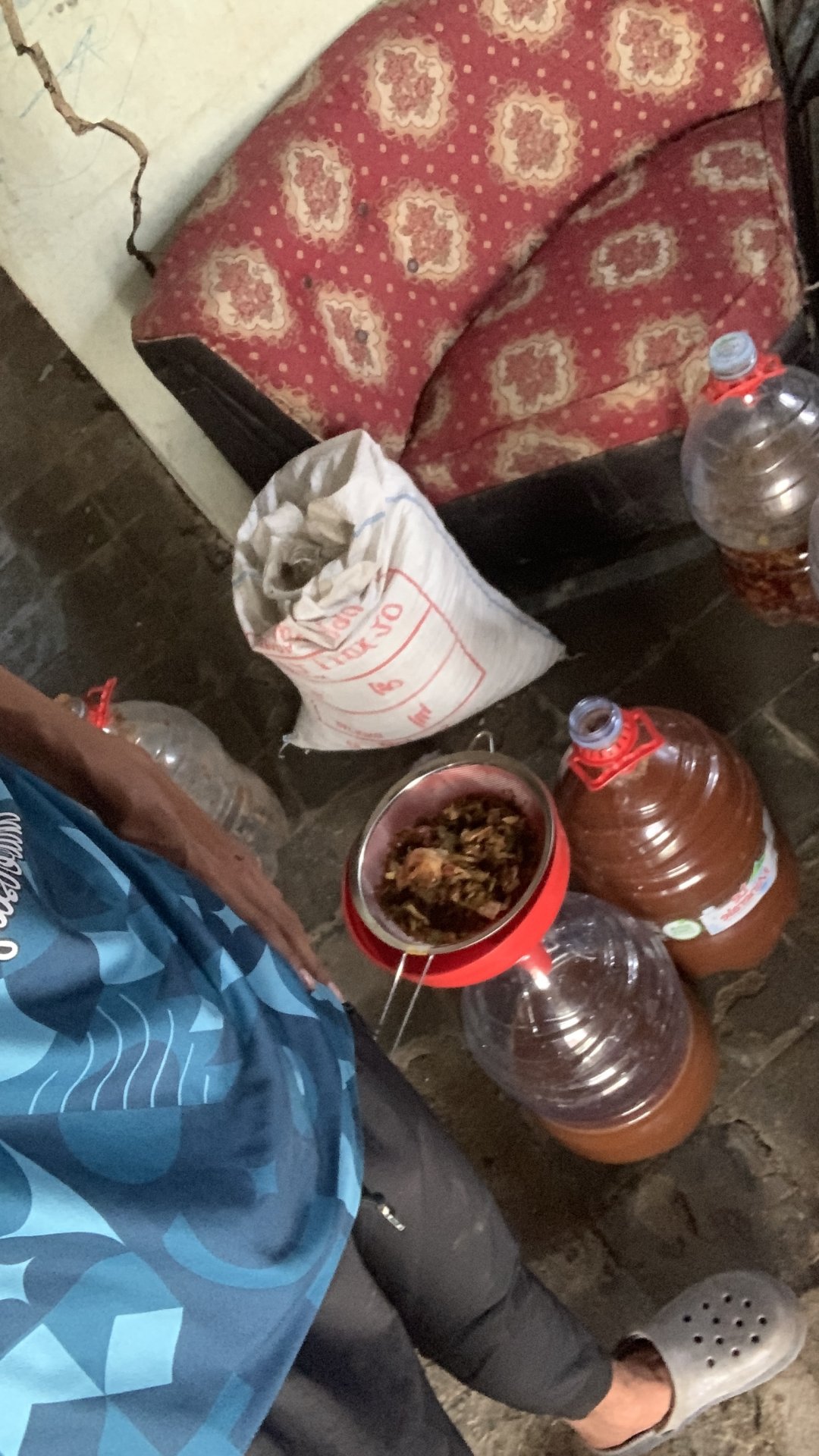 Penyaringan Limbah Organik Sebagai Bahan Utama Pupuk Organik Cair