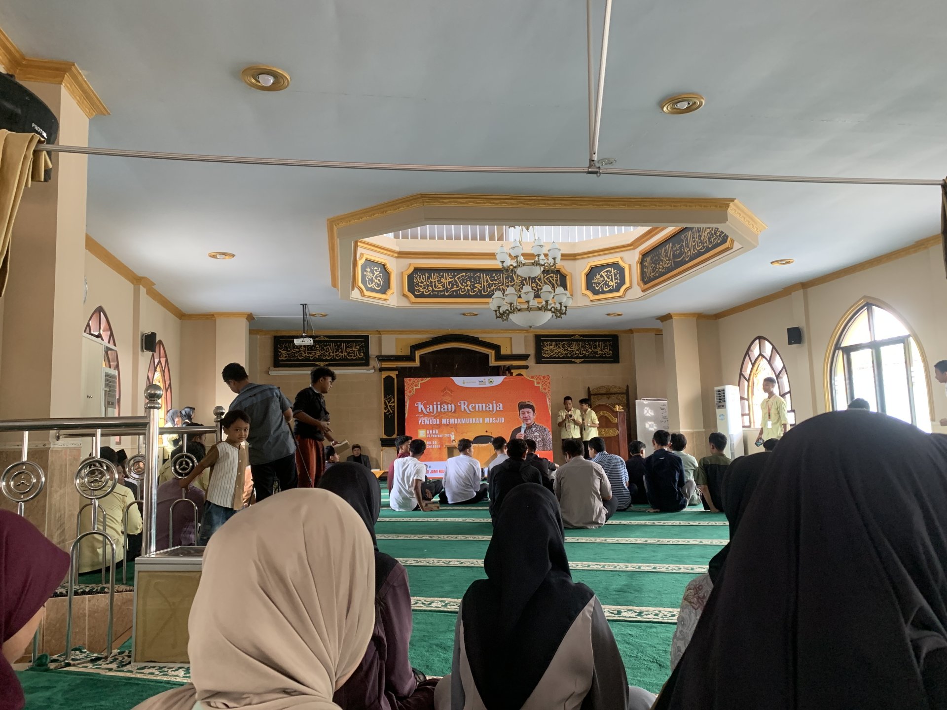 Mahasiswa KKN Desa Sumampir Periode Jan-Feb 2026. Mengikuti Kajian Remaja Desa Sumampir.