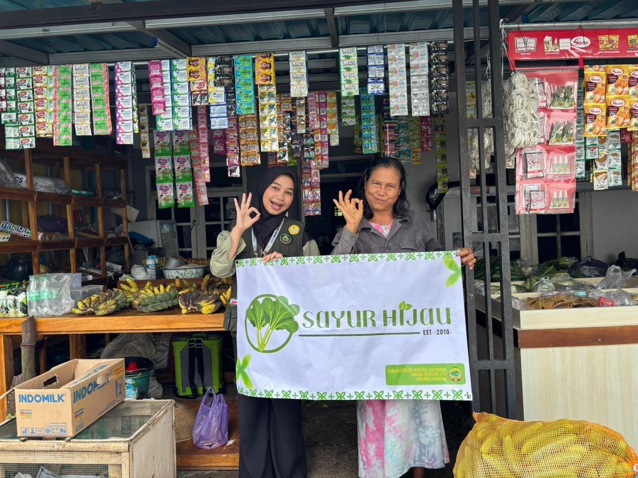 KKN DAY 33 Pemasangan QRIS UMKM dan Banner Desa