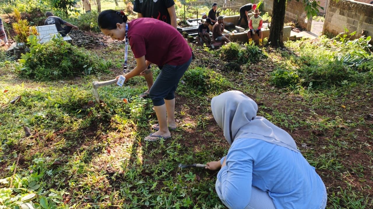 Kegiatan Hari Ke-33| Kerja Bakti Membersihkan Makam