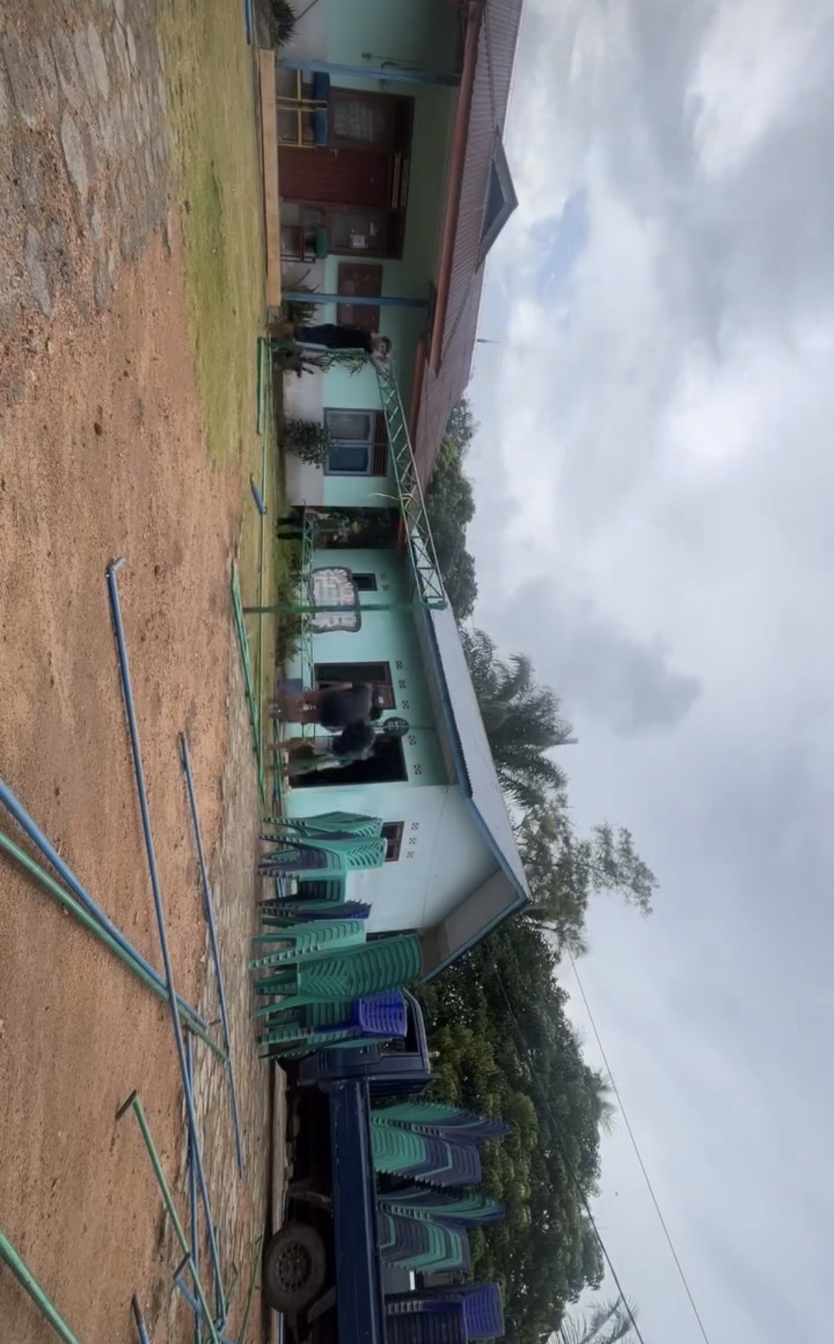 Pemasangan tarub di posko