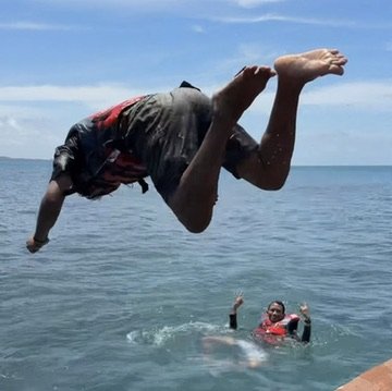 Satam goes to Lengkuas Island