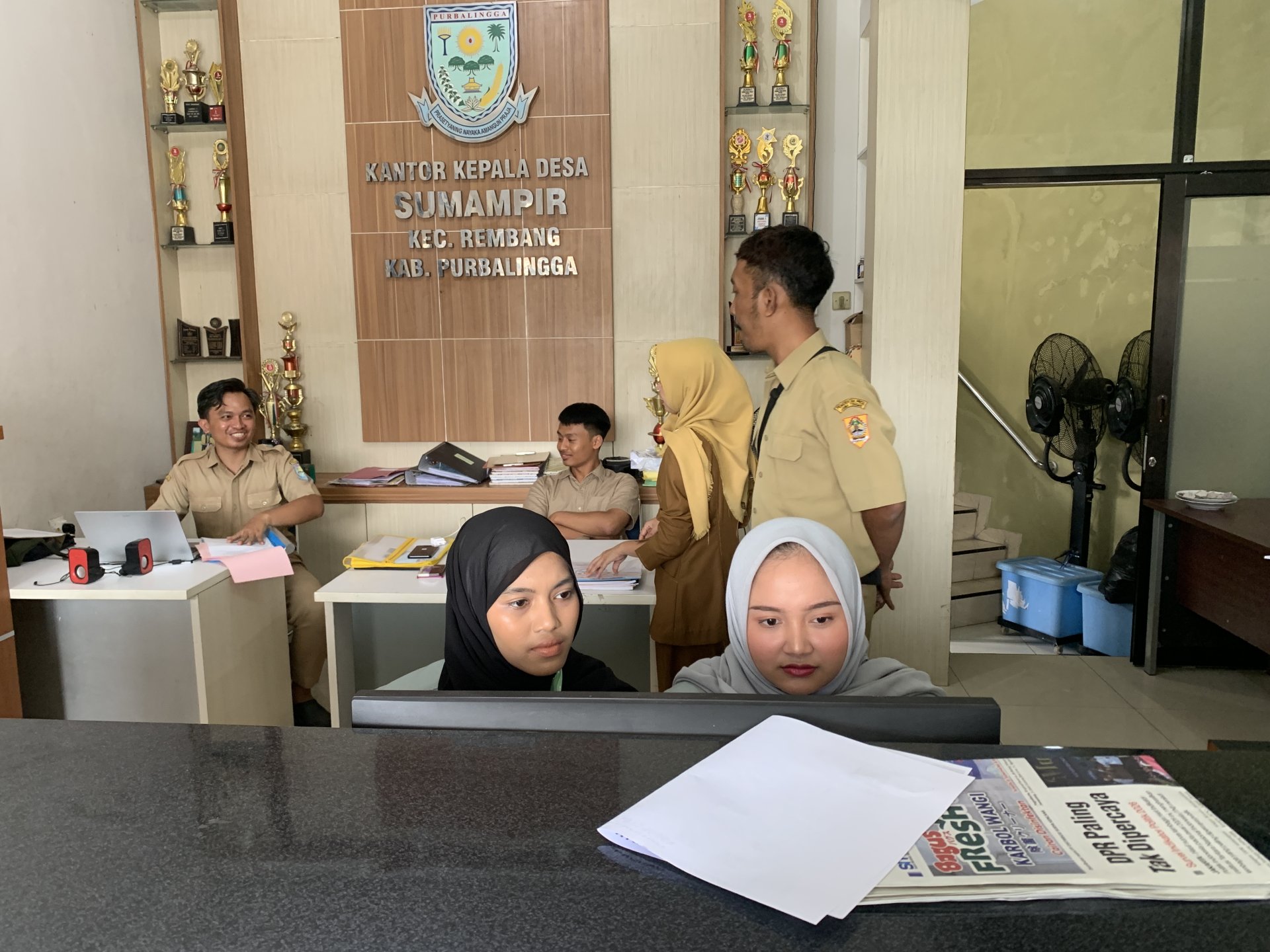 Mahasiswa KKN Desa Sumampir Periode Jan-Feb 2026 Bidang Pemerintahan Desa Melaksanakan Piket terakhir di Balai Desa Sumampir.