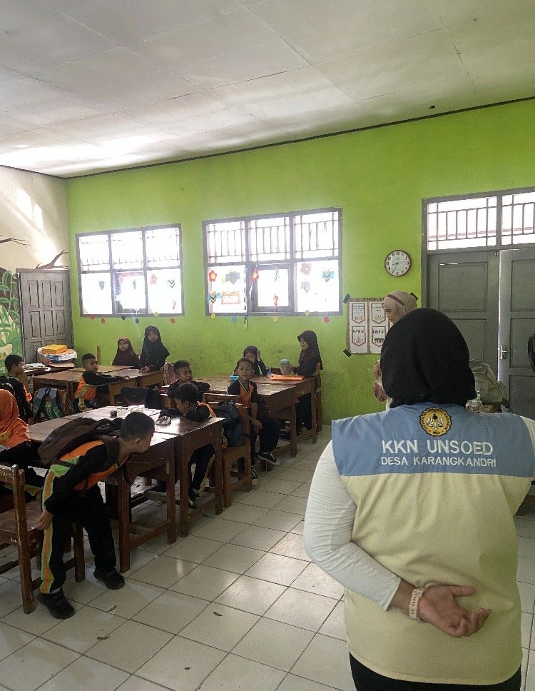 Mengajar di SD N Karangkandri 01