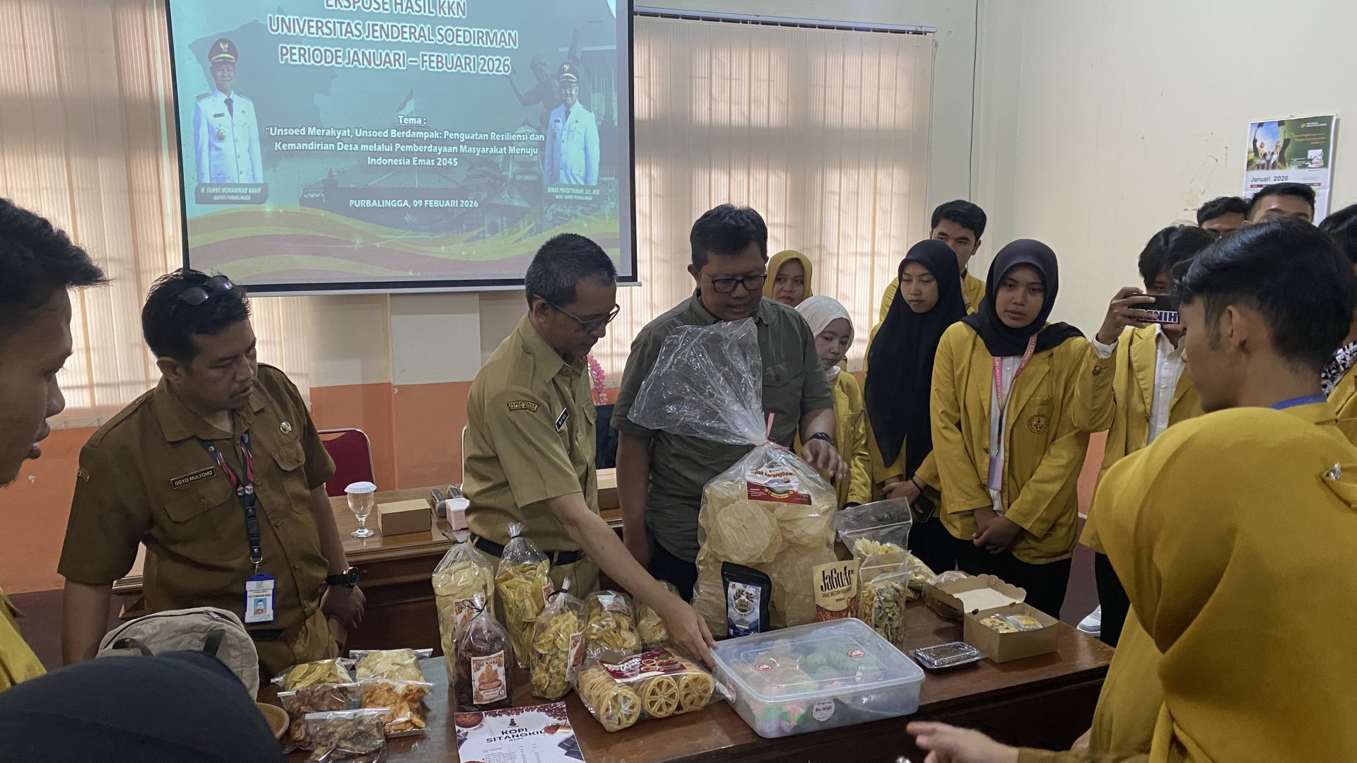 Pemaparan hasil KKN, sosialisasi dan penyerahan tempat sampah organik dan anorganik, serta acara bersama perangkat desa