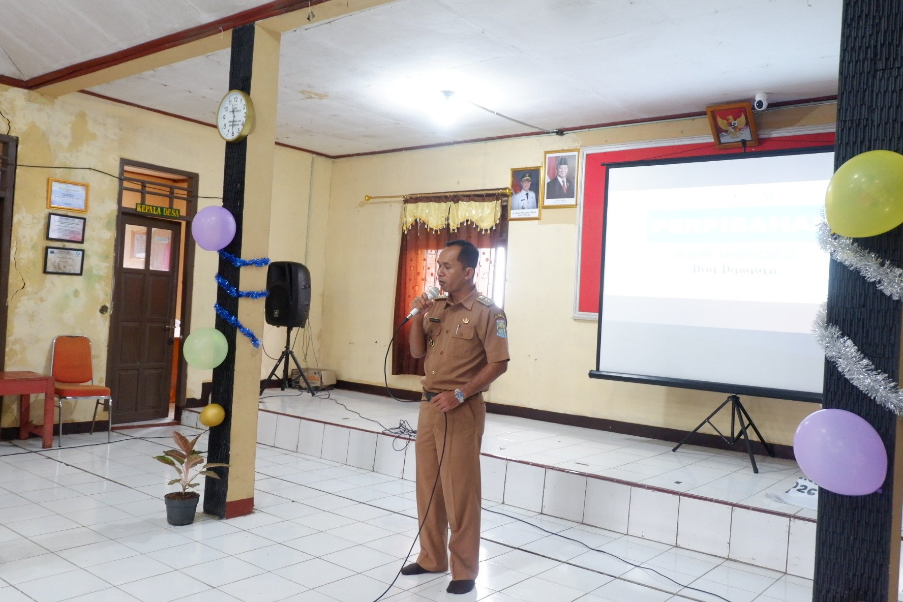 Perpisahan mahasiswa KKN dengan masyarakat Desa Danasari