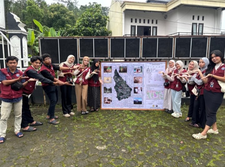 Penyerahan Peta Desa dan Pamitan kepada Perangkat Desa