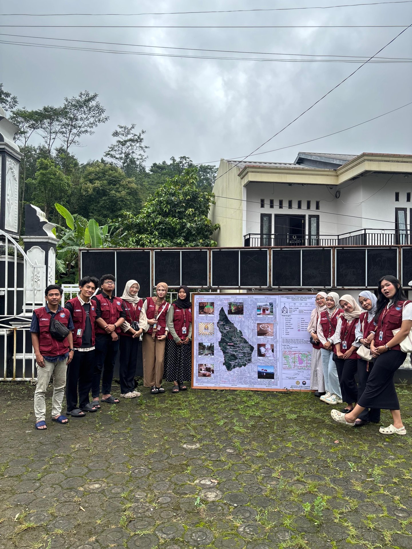 Penyerahan Peta Administrasi Desa dan Persiapan Kepulangan