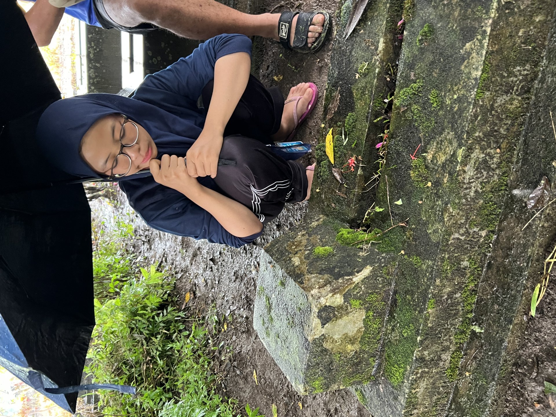 Membersihkan kuburan desa jatimulyo