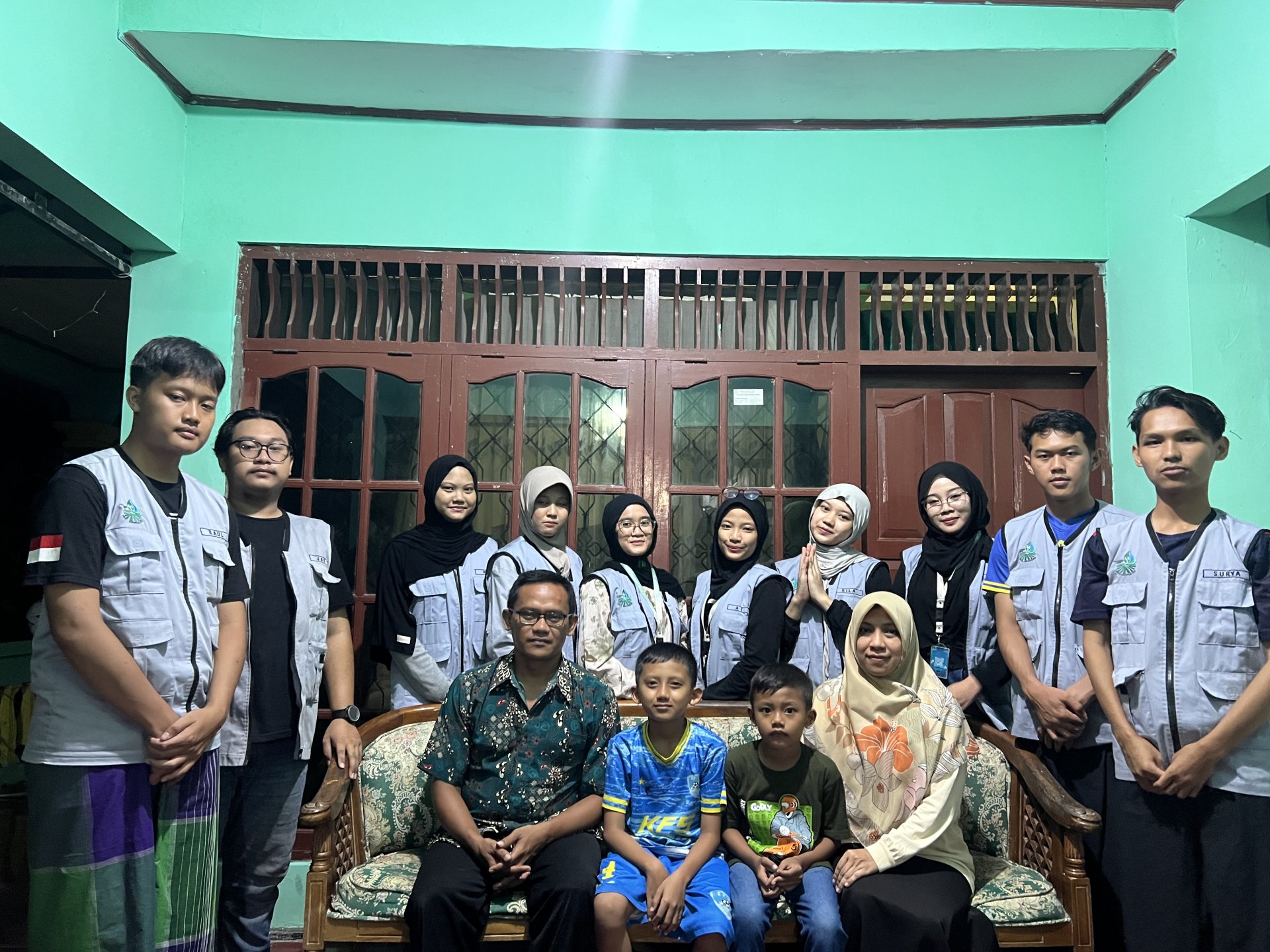 Berpamitan dengan ibu bidan desa jatimulyo