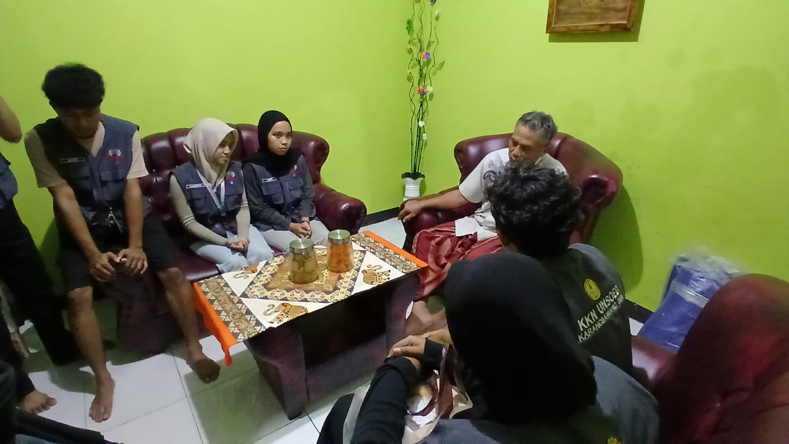 Pamitan Akhir Mahasiswa KKN dengan Perangkat Desa dan Pemilik Posko