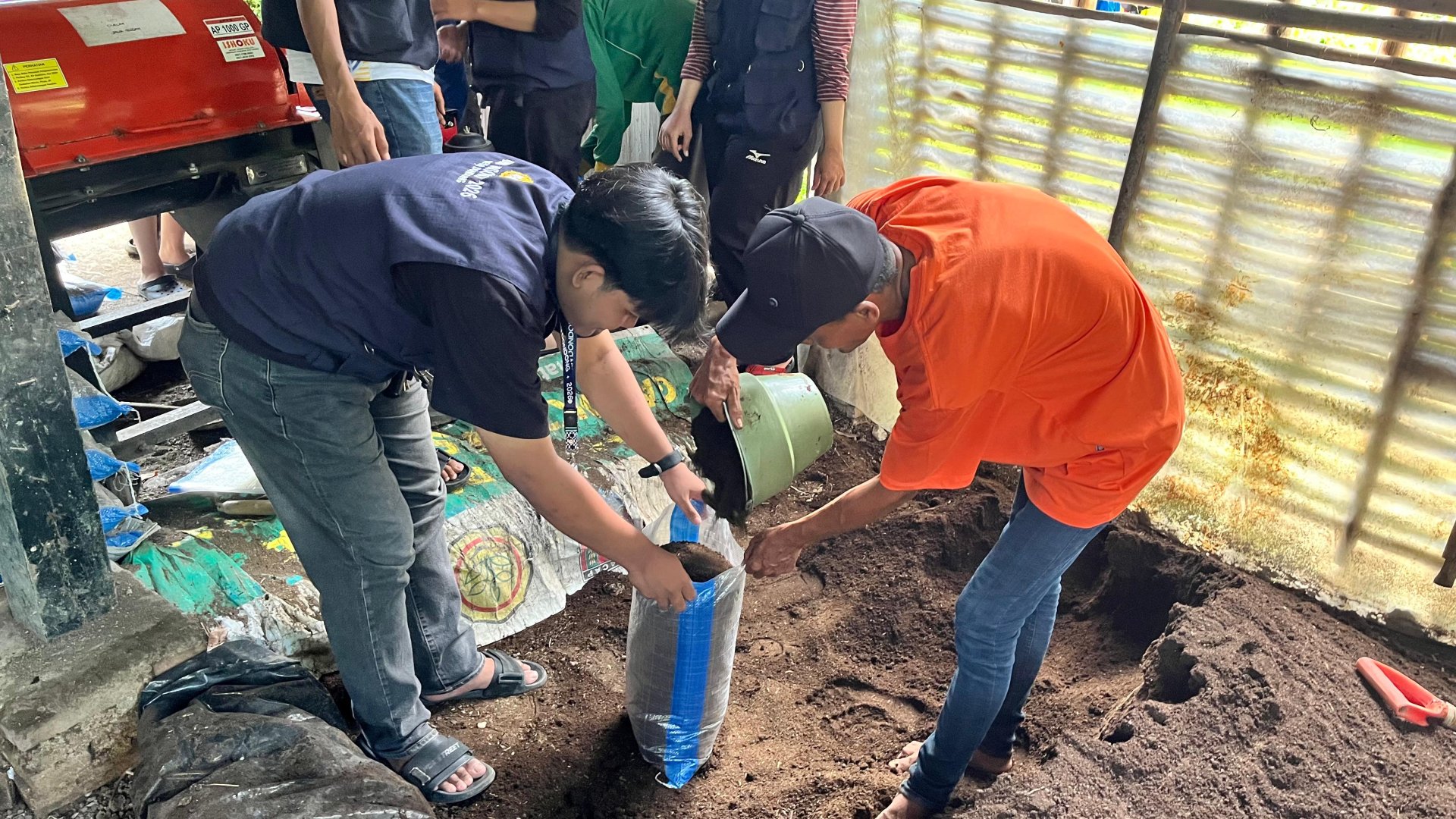 kegiatan pembuatan pupuk kandang bersama kelompok tani sumber hayati (5 februari 2026)