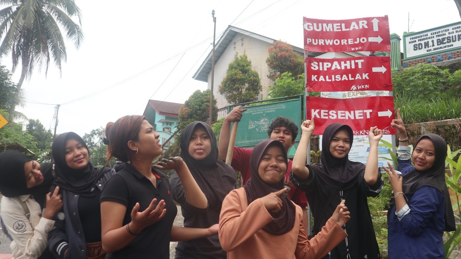 Penyelesaian Pemasangan Plang Desa