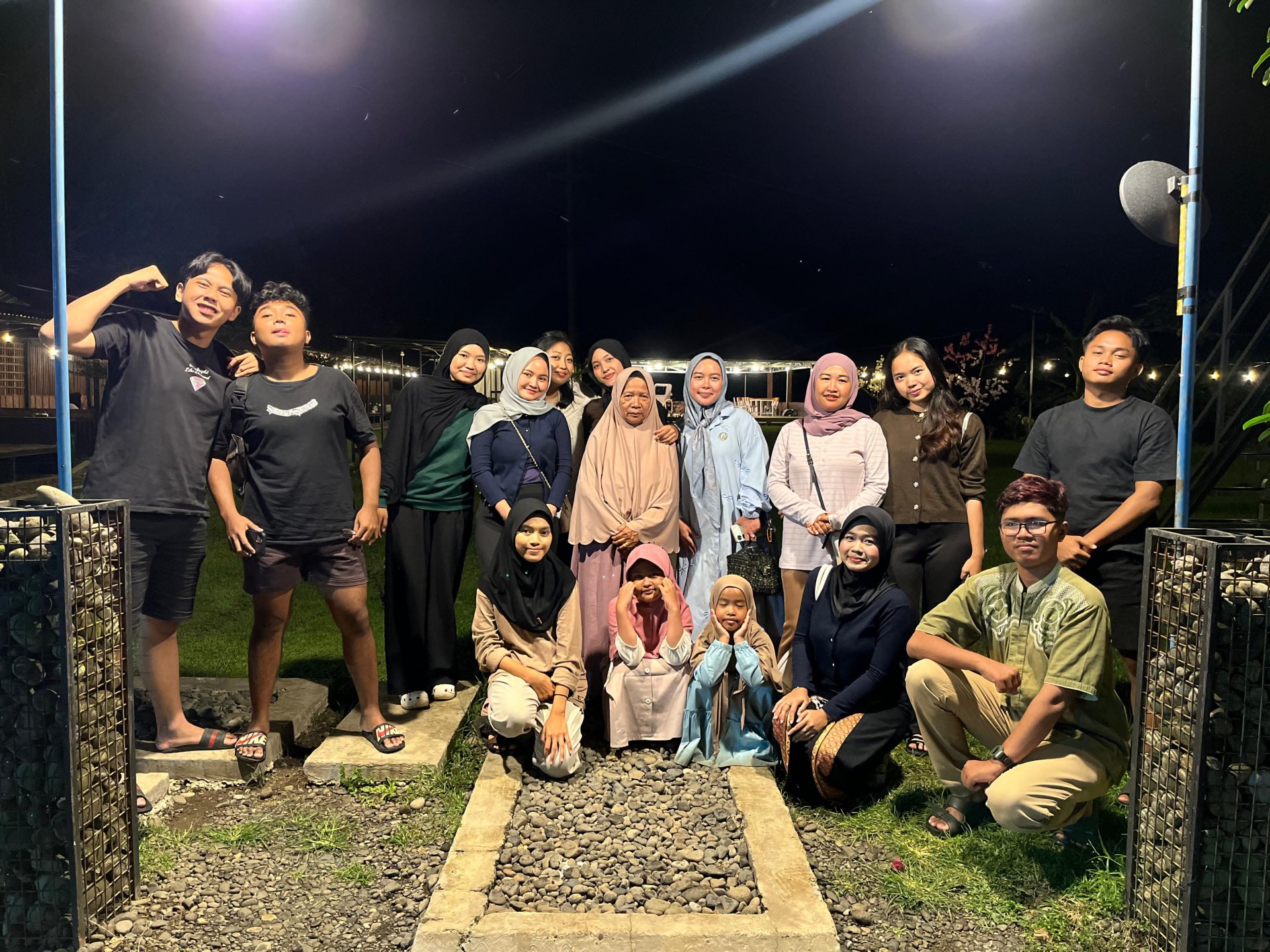 Mahasiswa KKN Desa Sumampir Periode Jan-Feb 2026. Silaturahmi dan makan bersama terakhir bersama ibu Rt 02/Rw 01 dan keluarga daru ibu posko.