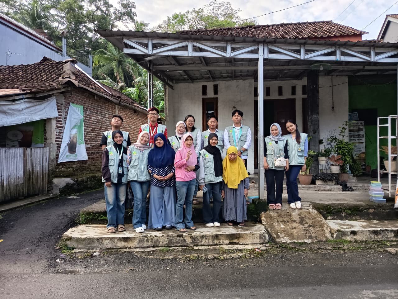 Mahasiswa KKN Desa Sumampir Periode Jan-Feb 2026. Silaturahmi dan Ucapan Terimakasih kepada Ibu Widi selaku ketua dari UMKM Desa Sumampir.