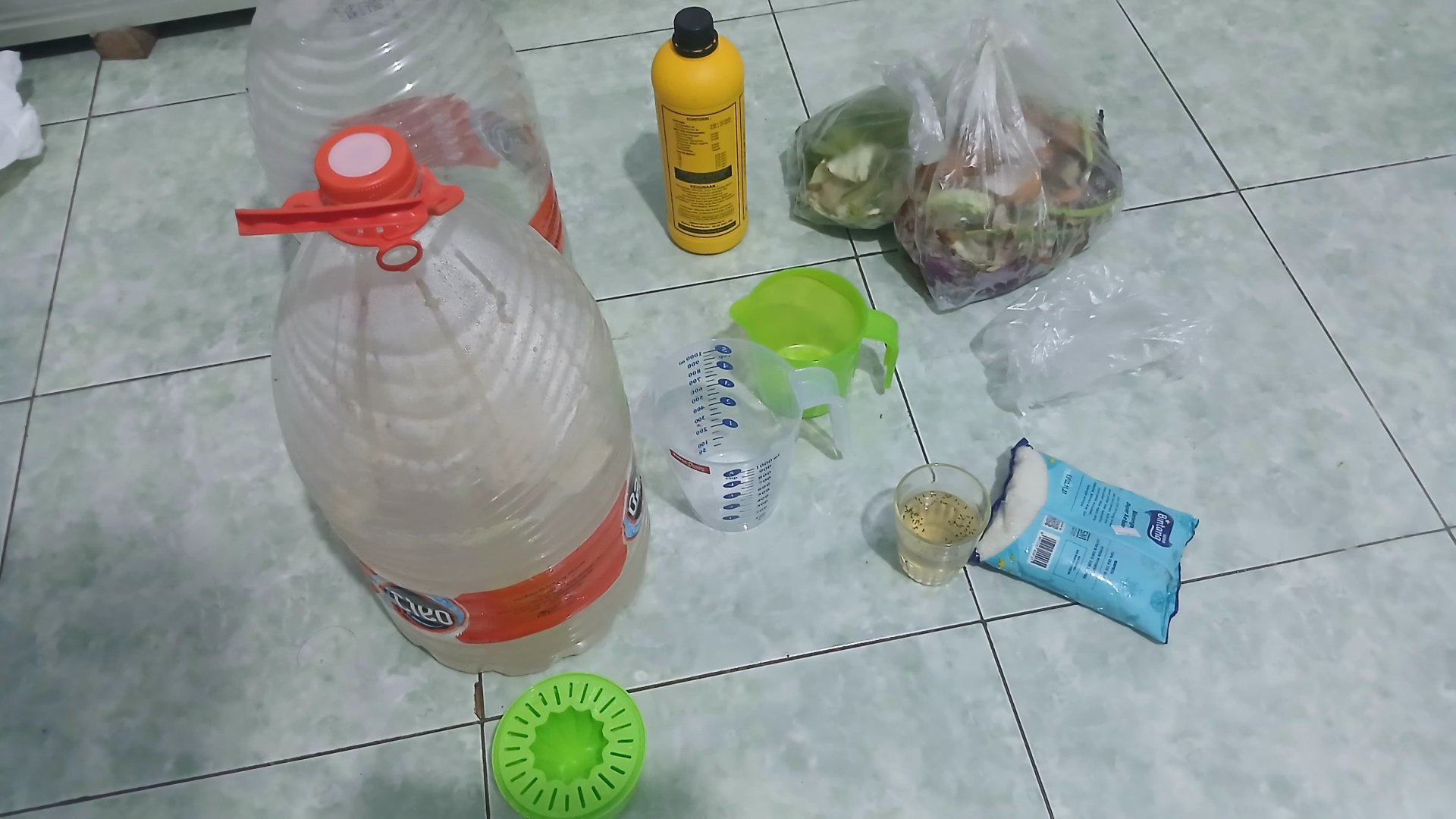 KKN hari ke 26 - Melakukan persiapan dan percobaan pembuatan pupuk organik cair