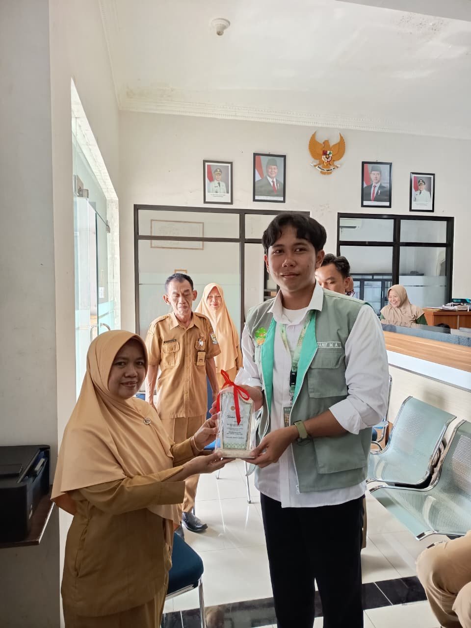 Mahasiswa KKN Desa Sumampir Periode Jan-Feb 2026. Silaturahmi, Penyerahan plakat, dan Ucapan Terimakasih kepada Perangkat Desa Sumampir.