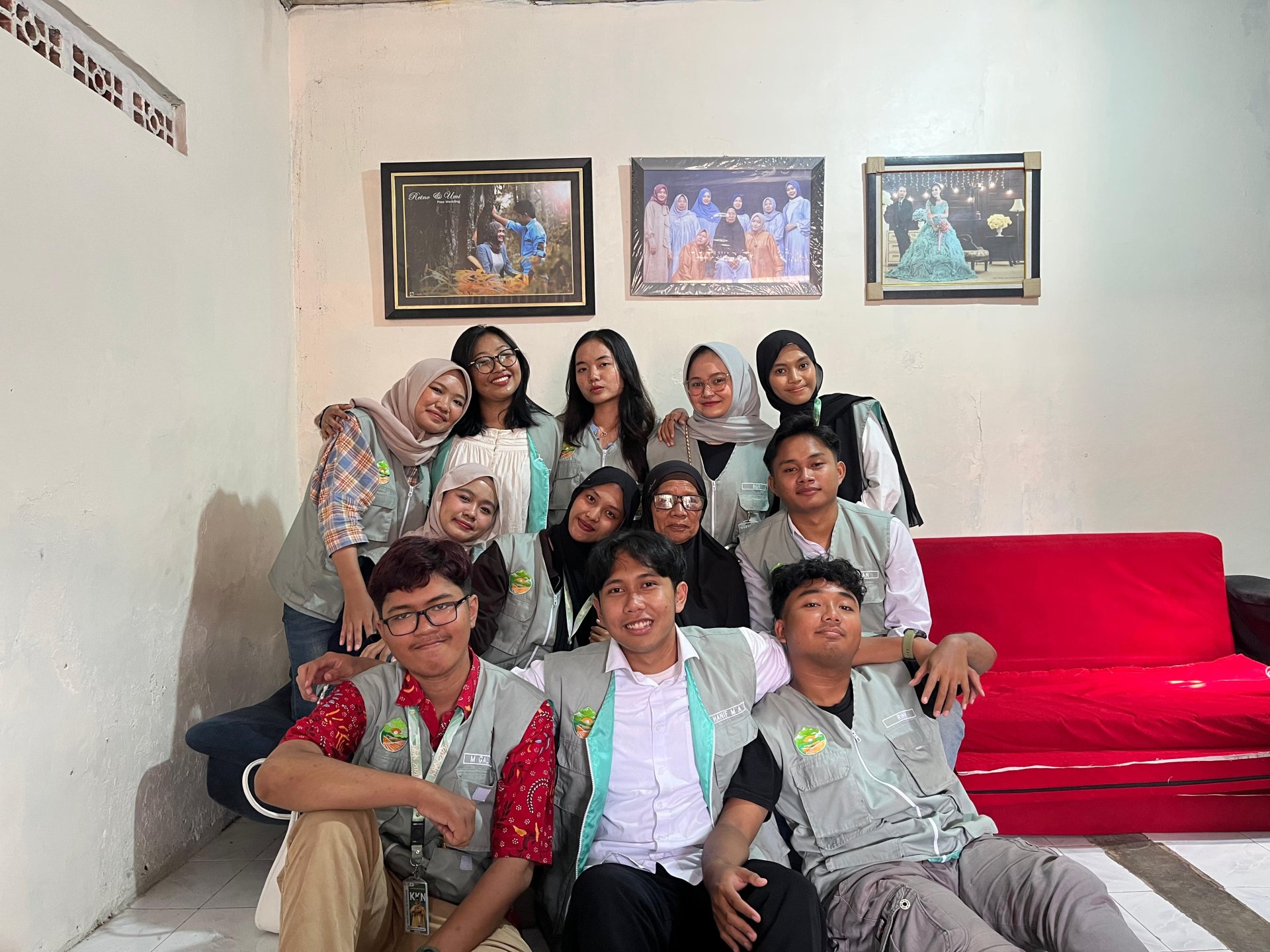 Mahasiswa KKN Desa Sumampir Periode Jan-Feb 2026. Perpisahan, permohonan maaf, dan foto bersama dengan ibu posko.