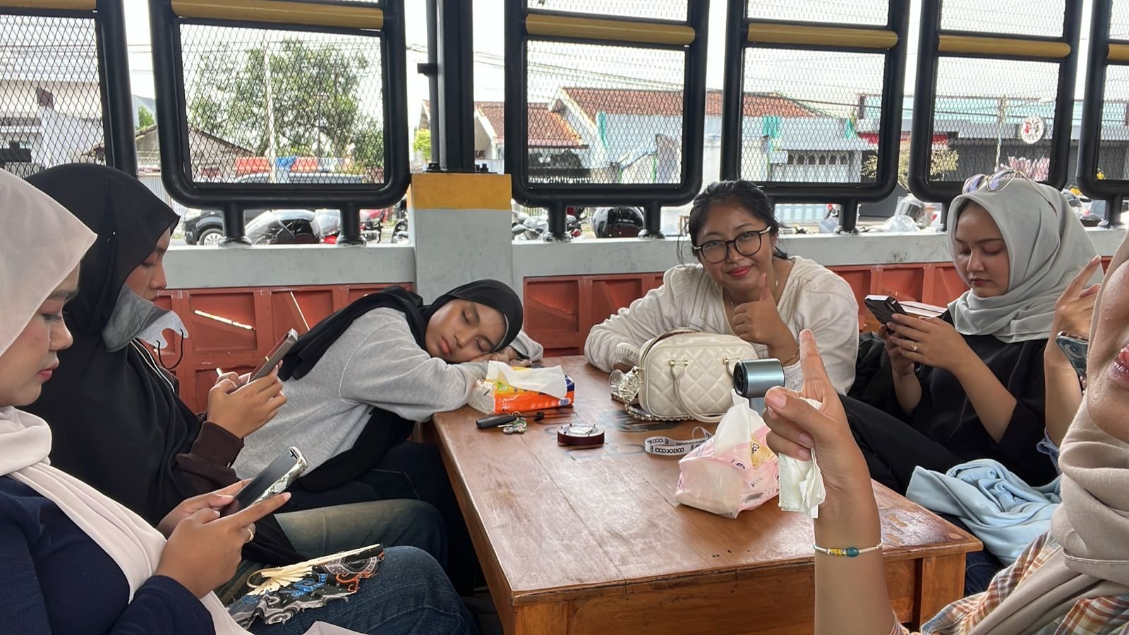 Mahasiswa KKN Desa Sumampir Periode Jan-Feb 2026. Makan bersama terakhir di gacoan purbalingga.