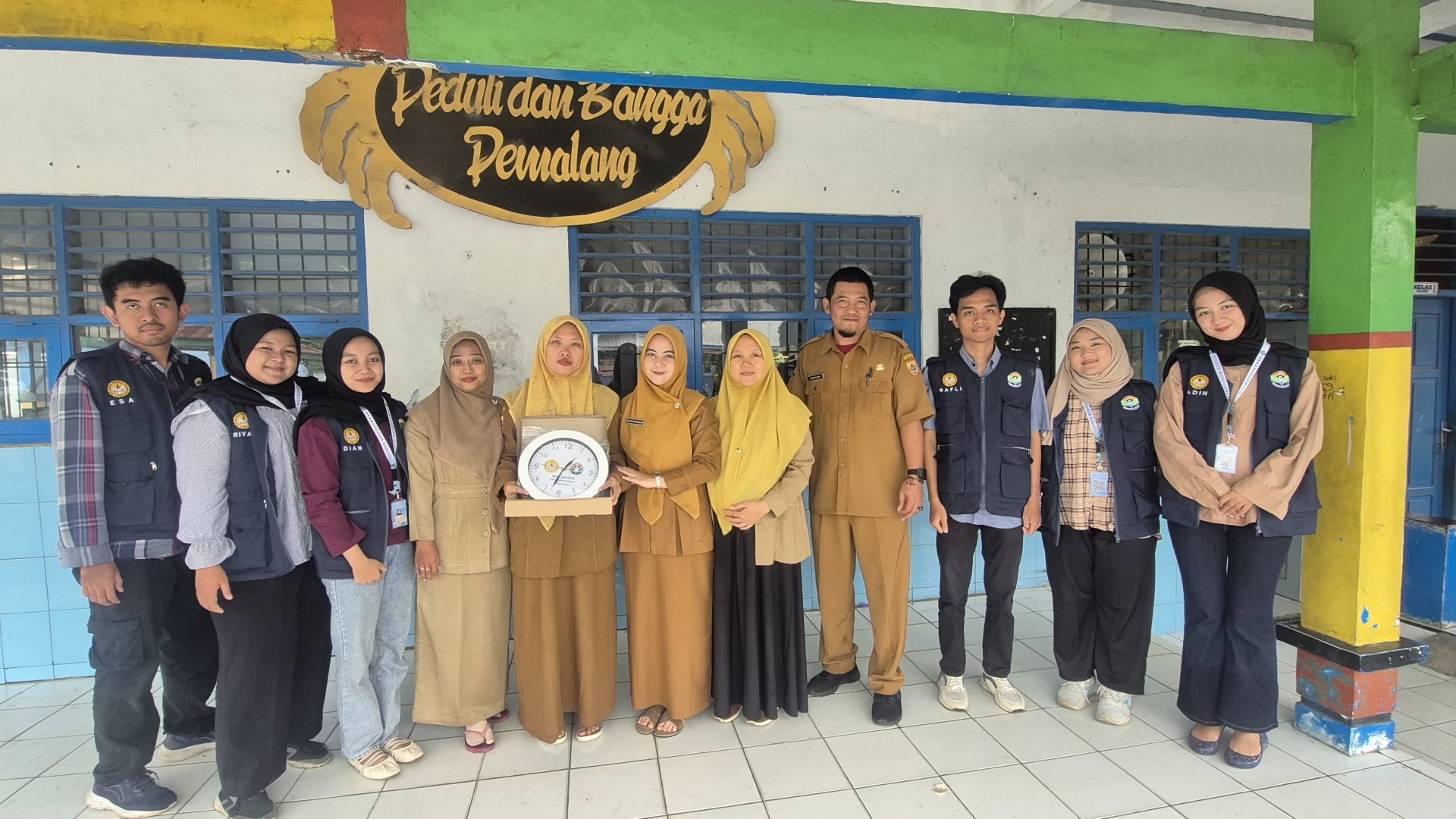 Kkn day 35 - memberikan kenang kenangan ke pihak terkait dan beres beres posko