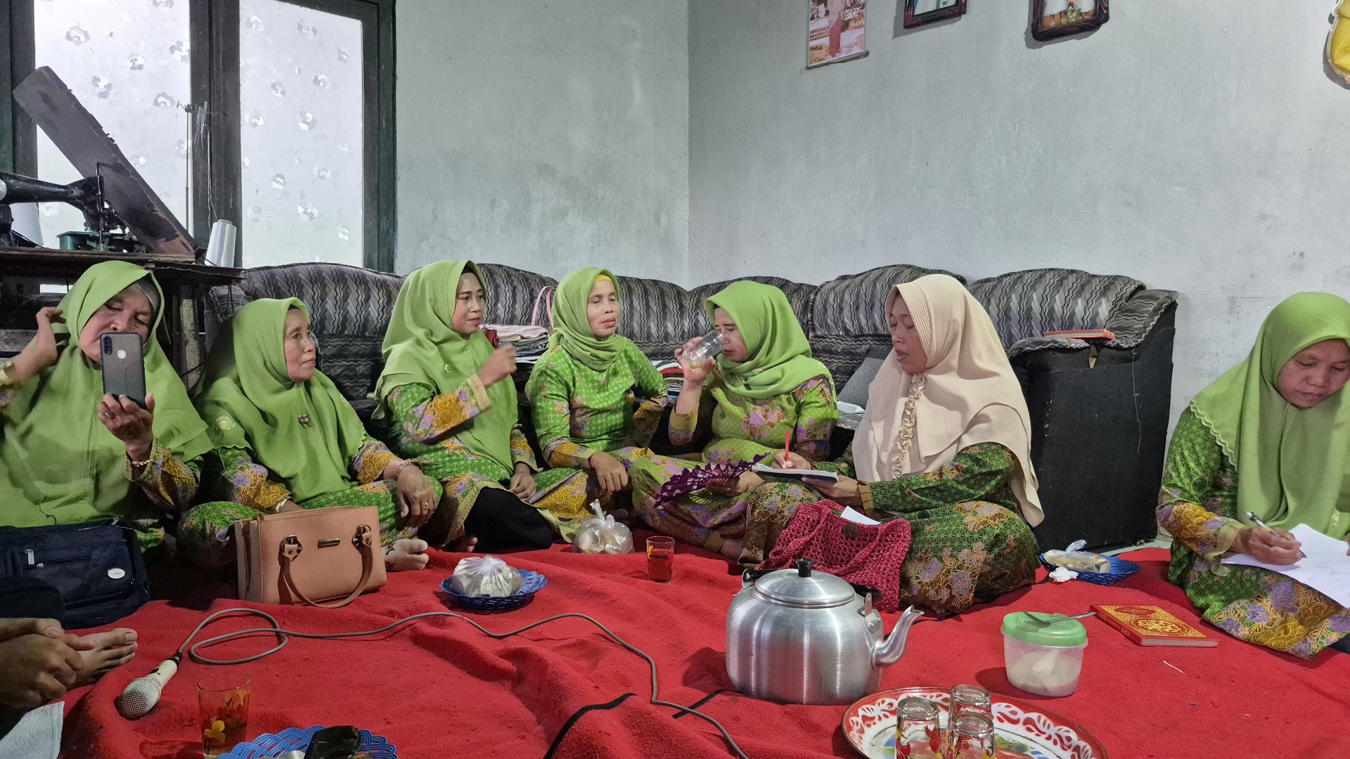 Pelatihan Pembuatan Minyak Sereh dan Pamit Bersama Ibu-Ibu KWT