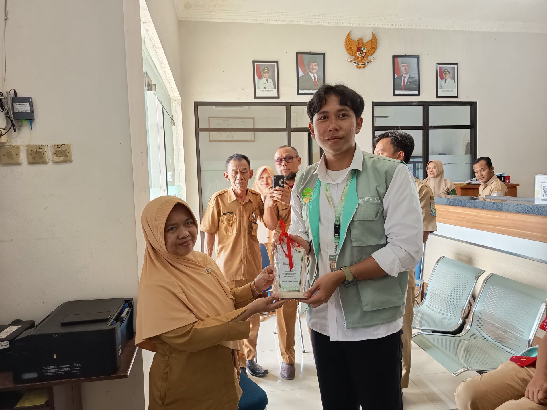 Penyerahan plakat di Balai Desa