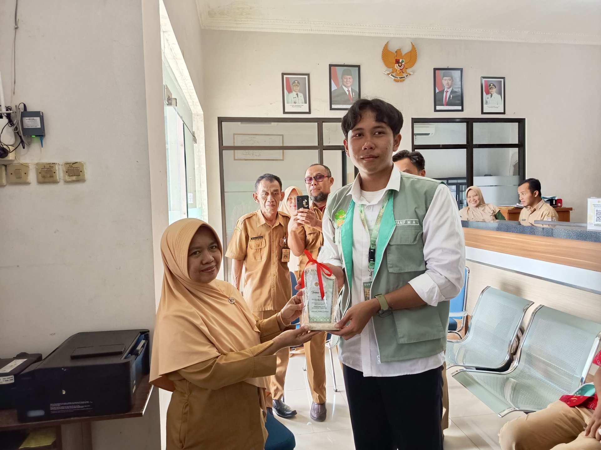 Sowan Terakhir KKN UNSOED ke Balai Desa dan Perangkat Desa di Desa Sumampir