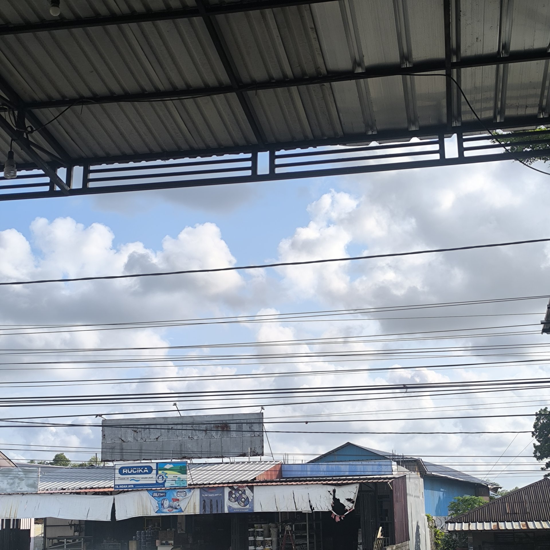 Membeli bahan bangunan