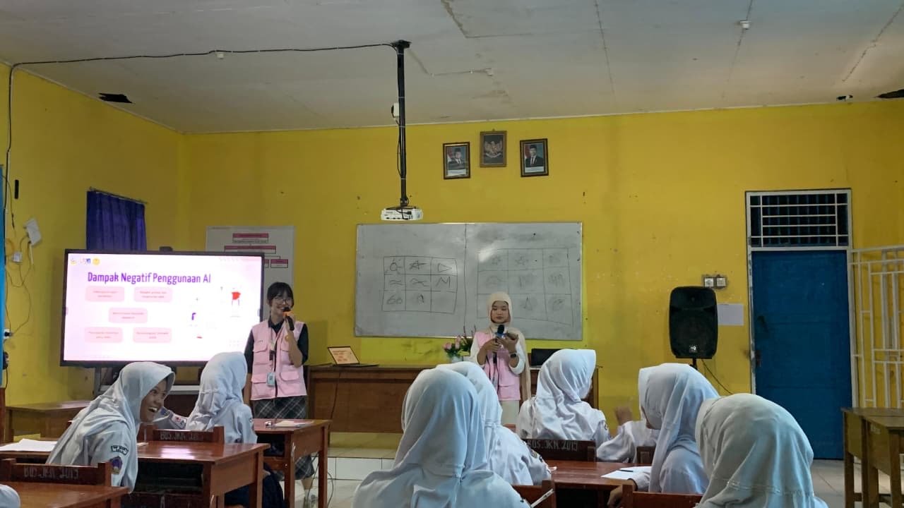 Sosialisasi penggunaan media sosial dan penggunaan AI