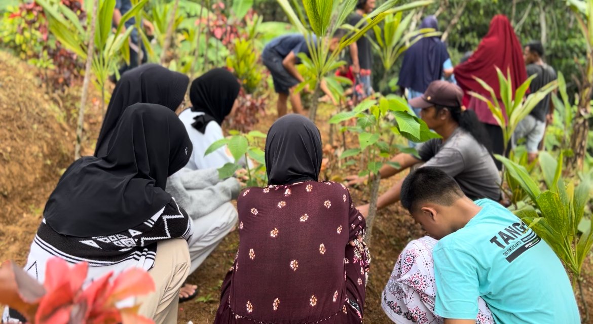 Pembersihan ke makam