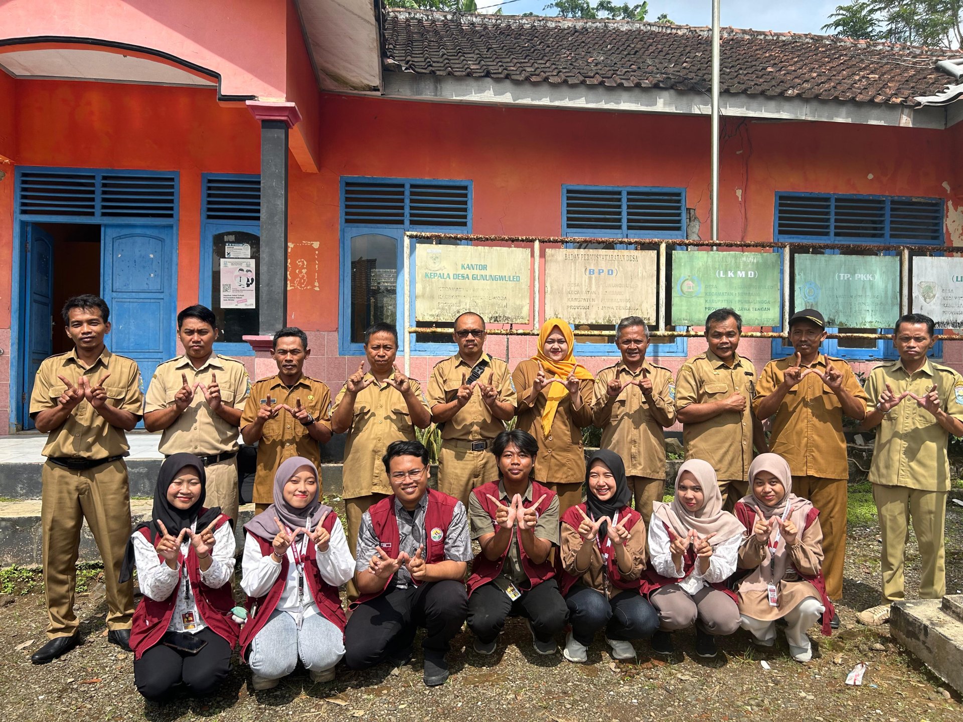 penyerahan plakat dan pamitan dengan perangkat desa