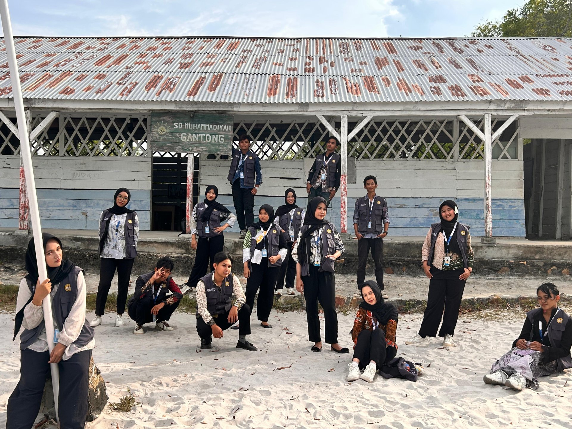 Penarikan Mahasiswa KKN dan Kunjungan ke Replika Sekolah Laskar Pelangi