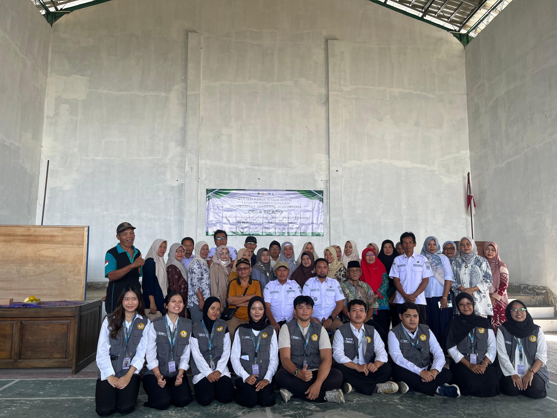 DAY 1 KKN T KEBENCANAAN DESA SILADO (Penerimaan Mahasiswa/i KKN di Balai Desa Silado)