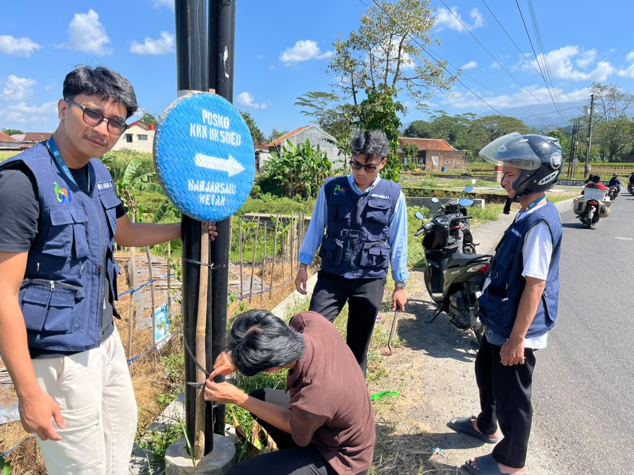Pemasangan Plang Penunjuk Posko KKN