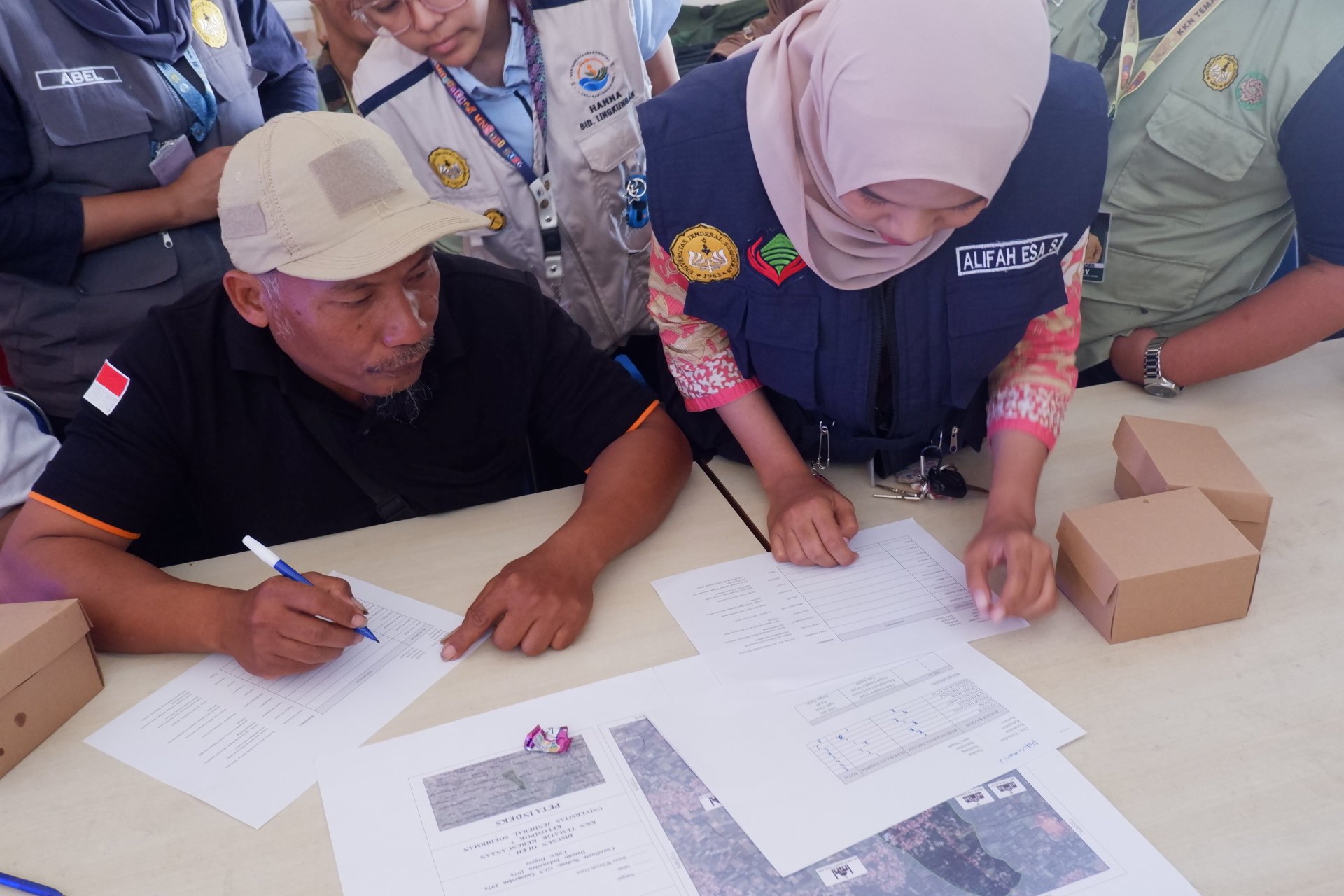 1. Inventarisasi Buku Taman Baca 2. Forum Group Discussion 1